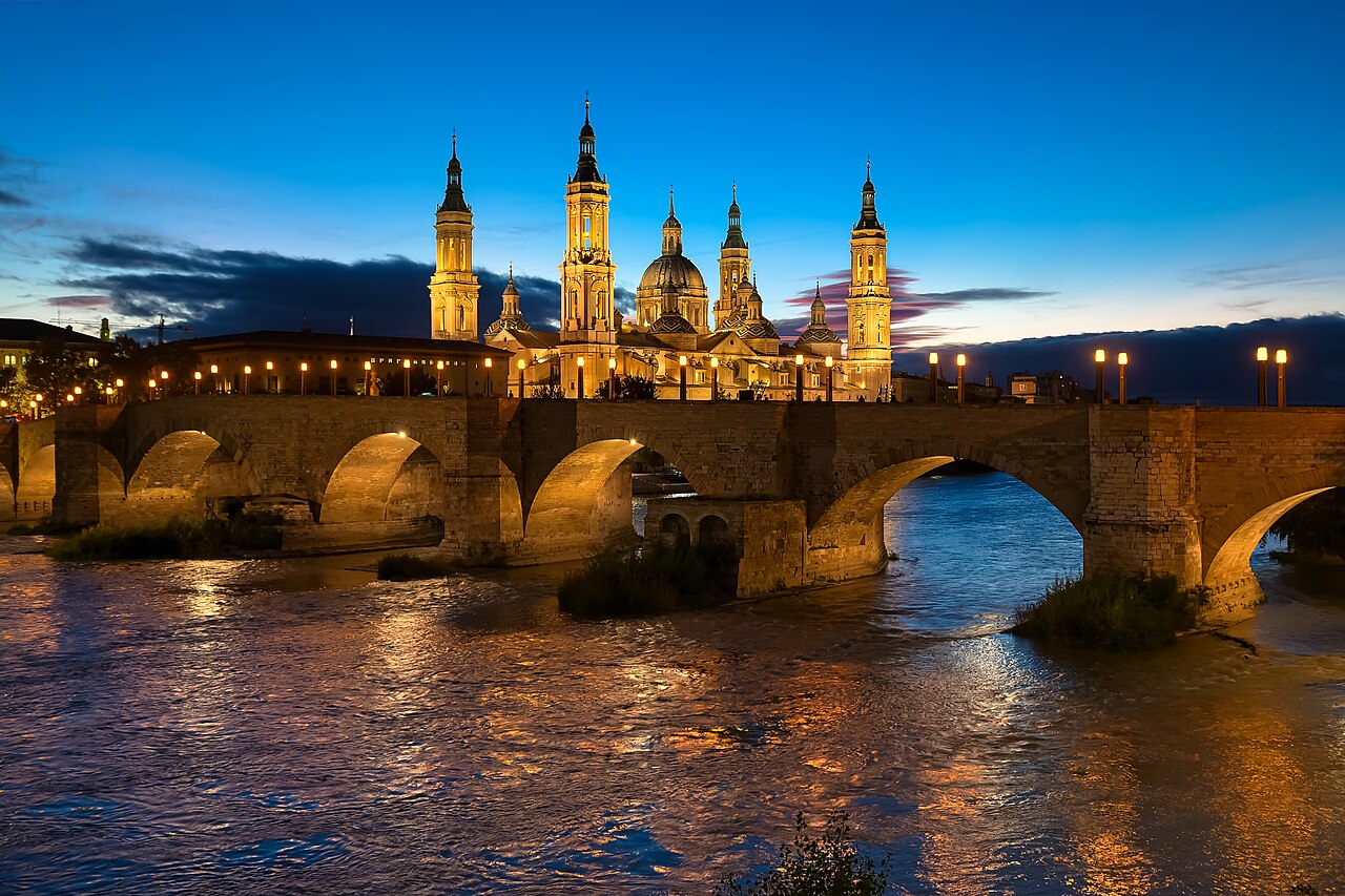 Basílica del Pilar y puente de Piedra sobre el Ebro