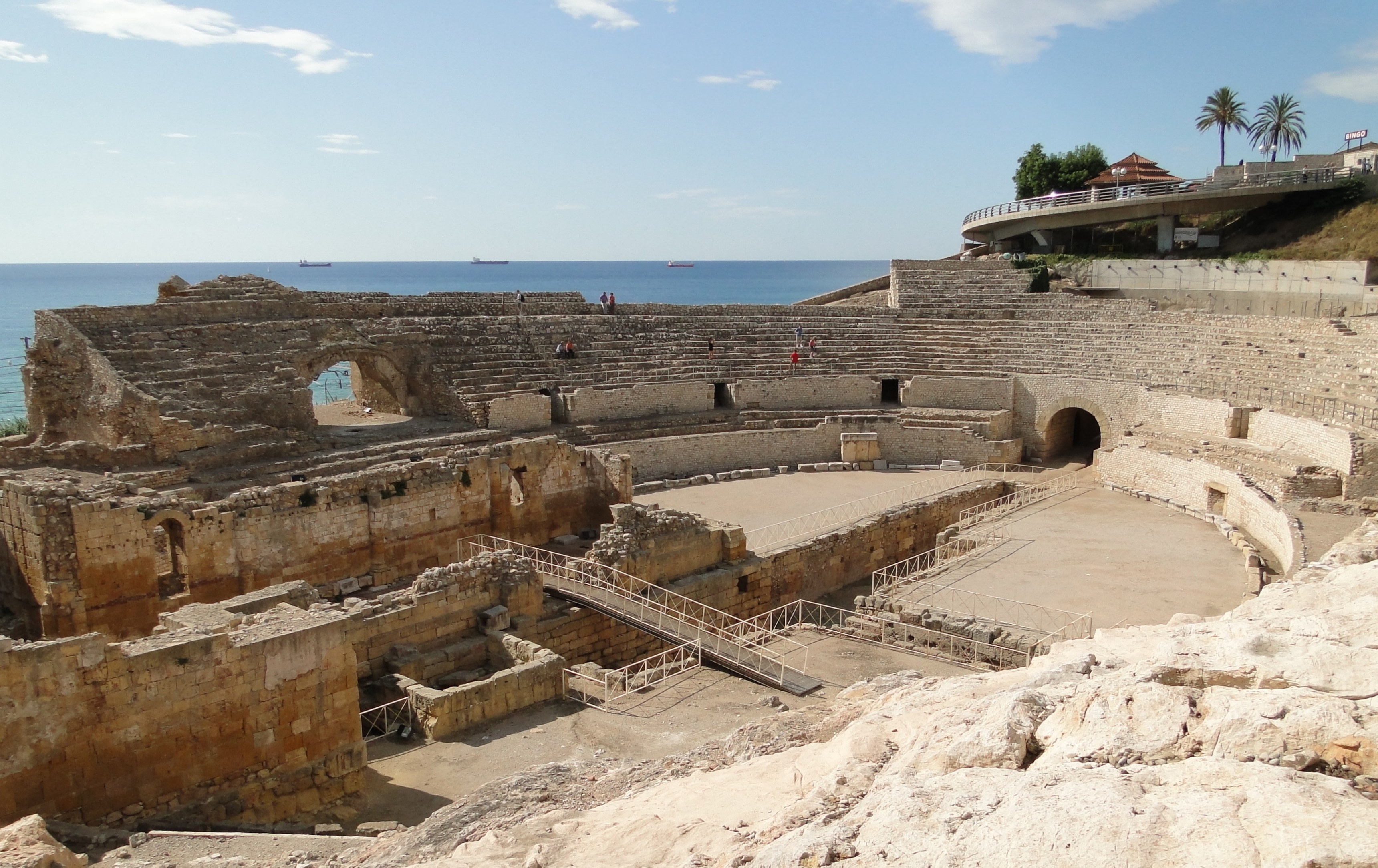 Anfiteatro romano de Tarragona junto al Mediterráneo